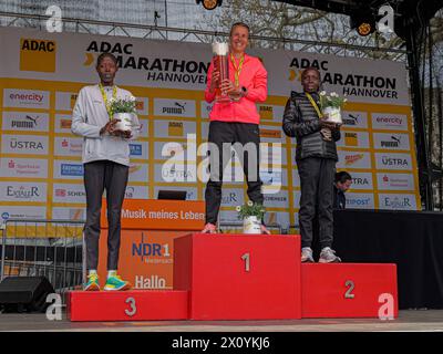 ADAC MarathonHannover 2024 Die Siegerinnen im Marathon: Platz 1 - Domenika Mayer / Platz 2 - Sharon Cherop / Platz 3 - Lilian Jebitok Bernd Günther / BG-PRESS.de *** ADAC MarathonHannover 2024 les vainqueurs du marathon 1ère place Domenika Mayer 2ème place Sharon Cherop 3ème place Lilian Jebitok Bernd Günther BG PRESS de Copyright : xBerndxGüntherx Banque D'Images