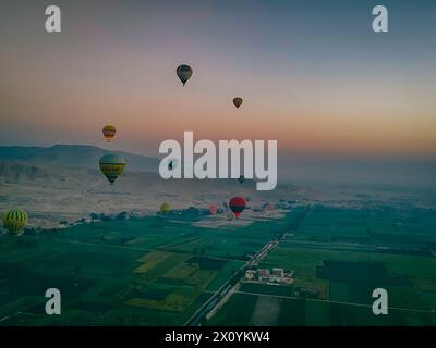 Vue depuis une montgolfière de la fertile vallée du Nil en Cisjordanie alors que le soleil se lève Banque D'Images