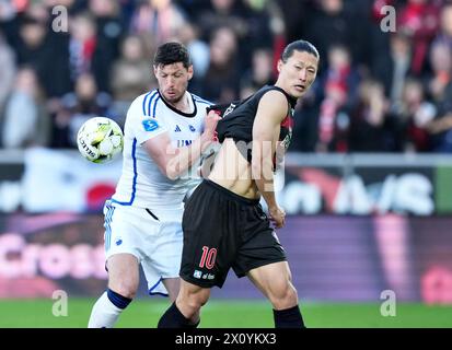 Scott McKenna du FC Copenhagen contre GUE-Sung Cho du FC Midtjylland dans le match de Superliga entre le FC Midtjylland et le FC Copenhagen au MCH Arena à Herning, dimanche 14 avril 2024. (Photo : Henning Bagger/Ritzau Scanpix) Banque D'Images