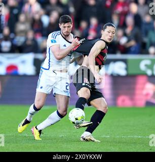 Scott McKenna du FC Copenhagen contre GUE-Sung Cho du FC Midtjylland dans le match de Superliga entre le FC Midtjylland et le FC Copenhagen au MCH Arena à Herning, dimanche 14 avril 2024. (Photo : Henning Bagger/Ritzau Scanpix) Banque D'Images