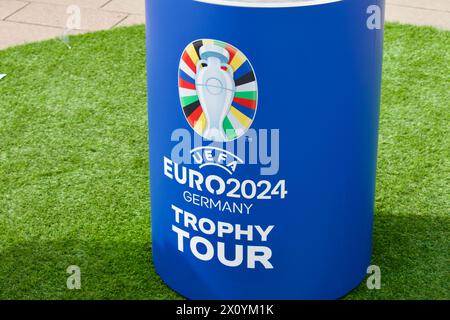 Dortmund, Allemagne, 14 avril 2024. Le trophée du Championnat d’Europe fait escale sur la Friedensplatz à Dortmund sur le « Trophy Tour ». Banque D'Images