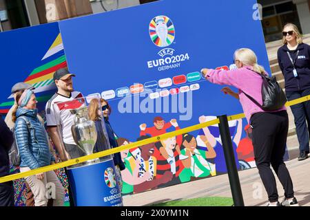 Dortmund, Allemagne, 14 avril 2024. Le trophée du Championnat d’Europe fait escale sur la Friedensplatz à Dortmund sur le « Trophy Tour ». Banque D'Images