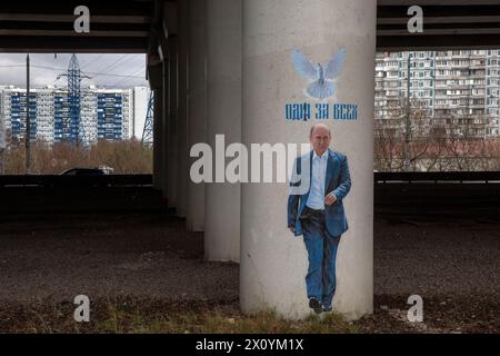 Moscou, Russie. 14 avril 2024. Une vue de graffiti représentant un homme semblable au président russe Vladimir Poutine sur une colonne du pont de MKAD à Moscou, en Russie. L'inscription indique « un pour tous » Banque D'Images