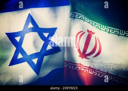 Fahnen von Israel und dem Iran, Eskalation im Nahost-Konflikt *** drapeaux d'Israël et d'Iran, escalade dans le conflit du moyen-Orient Banque D'Images