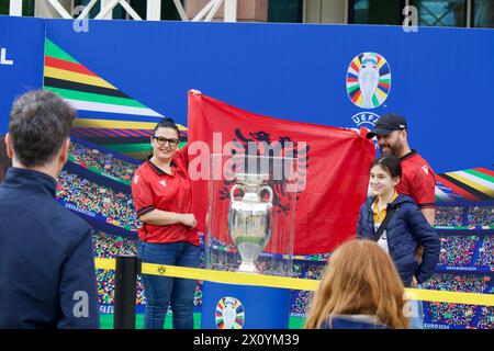 Dortmund, Allemagne, 14 avril 2024. Le trophée du Championnat d’Europe fait escale sur la Friedensplatz à Dortmund sur le « Trophy Tour ». Banque D'Images