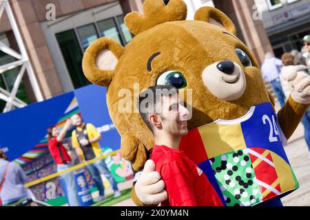 Dortmund, Allemagne, 14 avril 2024. Le trophée du Championnat d’Europe fait escale sur la Friedensplatz à Dortmund sur le « Trophy Tour ». Banque D'Images