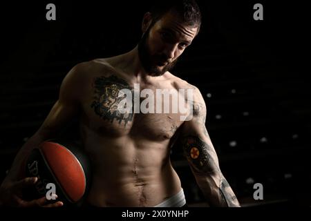 Villeurbanne, France. 09th Apr, 2024. © PHOTOPQR/LE PROGRES/Joël PHILIPPON - Villeurbanne 09/04/2024 - Joffrey Lauvergne. Tatouages. 9 avril 2024 -ici sur le torse un joueur de basket sur fond de lune et de gratte-ciel et sur le bras gauche le tatouage du Partizan Belgrade. Les tatouages de Joffrey Lauvergne, joueur de l' Asvel. Basket Villeurbanne, France, 9 avril 2024 basket, Asvel. Jetez un coup d'œil sur les tatouages de Joffrey Lauvergne ! Crédit : MAXPPP/Alamy Live News Banque D'Images