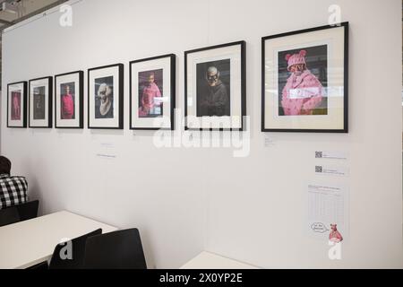 Munich, Allemagne. 13 avril 2024. Susanne Krauss lors d'une promenade dans le salon ARTMUC art à Munich, Allemagne, le 13 avril 2024. (Photo de Alexander Pohl/Sipa USA) crédit : Sipa USA/Alamy Live News Banque D'Images