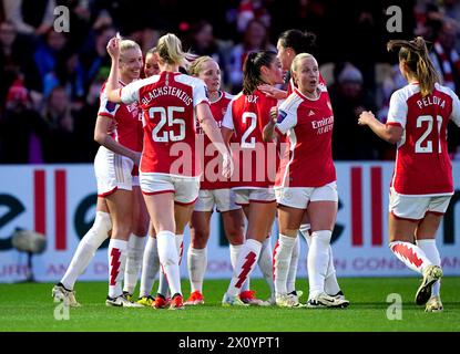 Les joueurs d'Arsenal célèbrent après qu'Alessia Russo a marqué le quatrième but de leur équipe lors du match de Super League féminine Barclays au Mangata Pay UK Stadium, Borehamwood. Date de la photo : dimanche 14 avril 2024. Banque D'Images