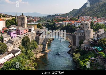 Rivière Neretva traversant Mostar, avec le vieux pont (Stari Most), Bosnie-Herzégovine Banque D'Images