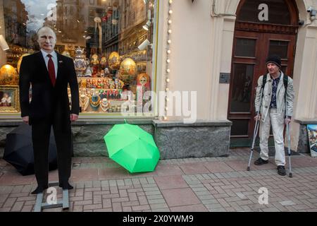 Moscou, Russie. 14 avril 2024. Une image en carton représentant le président russe Vladimir Poutine se trouve dans la rue touristique Arbat dans le centre-ville de Moscou, en Russie Banque D'Images