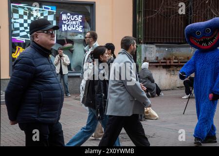 Moscou, Russie. 14 avril 2024. Les gens marchent le long de la rue piétonne Arbat dans le centre de Moscou, Russie Banque D'Images