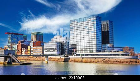 Düsseldorf (Medienhafen), Allemagne - 1er mars. 2021 : Rhin avec bâtiments modernes, Colorium, Hyatt Regency Hotel Banque D'Images