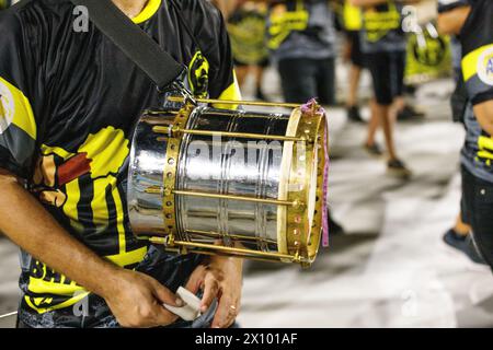 École de samba Sao Clemente à Rio de Janeiro, Brésil - 20 janvier 2024 : Détails de la répétition technique de l'école de samba Sao Clemente. Banque D'Images