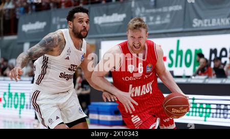 Wurzburg, Allemagne. 14 avril 2024. Wuerzbourg, Ger. 14 avril 2024. f.l. Elias Harris (FC Bayern Muenchen, 20 ans) et Max Ugrai (paniers de Wuerzburg, 6 ans), action, duels, combat pour le ballon, 14.04.2024, GER, Wuerzburg, 14.04.2024, basketball, BBL, Wuerzburg Baskets - FC Bayern Muenchen Basketball, crédit : HMB Media/Heiko Becker/Alamy Live News, crédit : Heiko Becker/Alamy Live News Banque D'Images