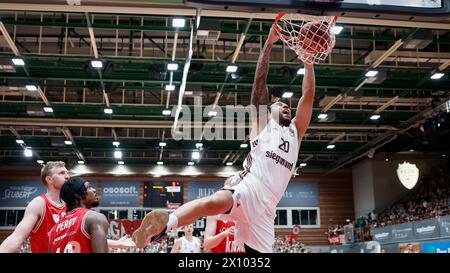 Wurzburg, Allemagne. 14 avril 2024. Wuerzbourg, Ger. 14 avril 2024. Elias Harris (FC Bayern Muenchen, 20 ans) avec une Dunk. 14.04.2024, GER, Wuerzburg, 14.04.2024, Basketball, BBL, paniers de Wuerzburg - FC Bayern Muenchen Basketball, crédit : HMB Media/Heiko Becker/Alamy Live News, crédit : Heiko Becker/Alamy Live News Banque D'Images