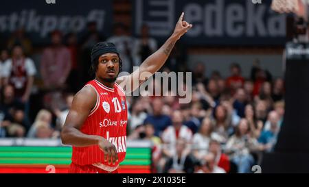 Wurzburg, Allemagne. 14 avril 2024. Darius Perry (paniers de Wuerzburg, 10) donne un indice, montre qu'il est libre, GER, Wuerzburg, 14.04.2024, Basketball, BBL, paniers de Wuerzburg - FC Bayern Muenchen Basketball, crédit : HMB Media/Heiko Becker/Alamy Live News crédit : Heiko Becker/Alamy Live News Banque D'Images