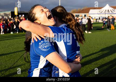 Bridgend, Royaume-Uni. 14 avril 2024. Cardiff City célébrer à temps plein. Cardiff City contre Swansea City lors de la finale du Trophée Genero Adrian à Bryntirion Park le 14 avril 2024. Crédit : Lewis Mitchell/Alamy Live News Banque D'Images