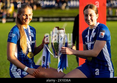 Bridgend, Royaume-Uni. 14 avril 2024. Cardiff City célébrer à temps plein. Cardiff City contre Swansea City lors de la finale du Trophée Genero Adrian à Bryntirion Park le 14 avril 2024. Crédit : Lewis Mitchell/Alamy Live News Banque D'Images