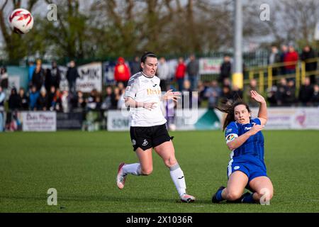 Bridgend, Royaume-Uni. 14 avril 2024. Siobhan Walsh de Cardiff City en action. Cardiff City contre Swansea City lors de la finale du Trophée Genero Adrian à Bryntirion Park le 14 avril 2024. Crédit : Lewis Mitchell/Alamy Live News Banque D'Images