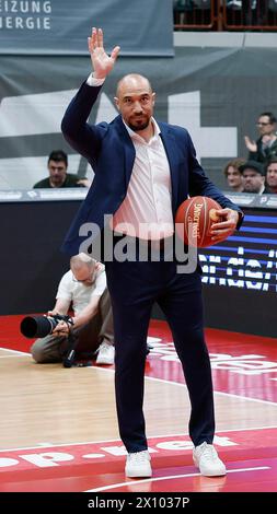 Wurzburg, Allemagne. 14 avril 2024. Wuerzbourg, Ger. 14 avril 2024. L'entraîneur assistant Demond Greene (Bayern) dit bonjour aux fans, GER, Wuerzburg, 14.04.2024, Basketball, BBL, paniers de Wuerzburg - FC Bayern Muenchen Basketball, crédit : HMB Media/Heiko Becker/Alamy Live News, crédit : Heiko Becker/Alamy Live News Banque D'Images