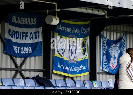 Bridgend, Royaume-Uni. 14 avril 2024. Drapeaux de Cardiff City. Cardiff City contre Swansea City lors de la finale du Trophée Genero Adrian à Bryntirion Park le 14 avril 2024. Crédit : Lewis Mitchell/Alamy Live News Banque D'Images