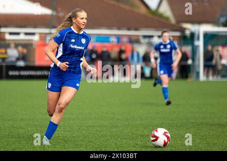 Bridgend, Royaume-Uni. 14 avril 2024. Rhianne Oakley de Cardiff City en action. Cardiff City contre Swansea City lors de la finale du Trophée Genero Adrian à Bryntirion Park le 14 avril 2024. Crédit : Lewis Mitchell/Alamy Live News Banque D'Images