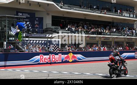 Austin, Texas, États-Unis. 14 avril 2024. Vainqueur du championnat Austin MotoGP #12 MAVERICK VINALES Aprilla Racing, franchissant la ligne d'arrivée (crédit image : © Hoss McBain/ZUMA Press Wire) USAGE ÉDITORIAL SEULEMENT! Non destiné à UN USAGE commercial ! Crédit : ZUMA Press, Inc/Alamy Live News Banque D'Images