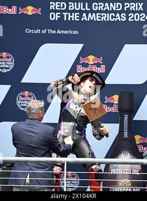 Austin, Texas, États-Unis. 14 avril 2024. Vainqueur du championnat Austin MotoGP #12 MAVERICK VINALES Aprilla Racing, célébrant le trophée des vainqueurs (crédit image : © Hoss McBain/ZUMA Press Wire) USAGE ÉDITORIAL SEULEMENT! Non destiné à UN USAGE commercial ! Crédit : ZUMA Press, Inc/Alamy Live News Banque D'Images