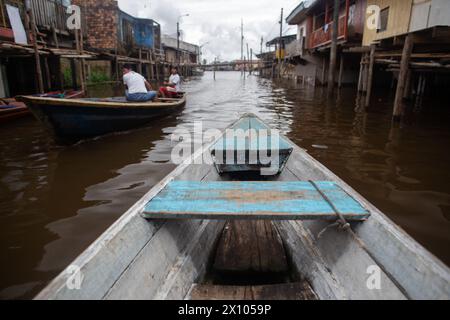 Les résidents locaux de Belen Iquitos utilisent des bateaux pour naviguer dans les parties du quartier qui sont construites au sommet de la rivière sur pilotis et bouées. Banque D'Images