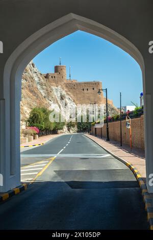 Vue de l'arche au château Al Mirani sur le rocher debout sur le rocher, Muscat, Oman Banque D'Images