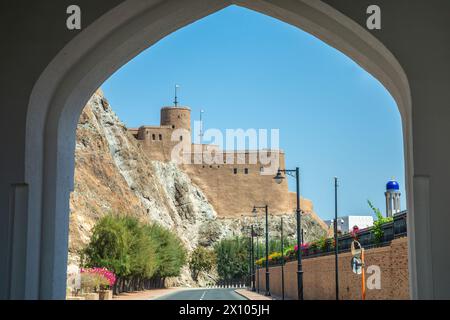 Vue de l'arche au château Al Mirani sur le rocher debout sur le rocher, Muscat, Oman Banque D'Images