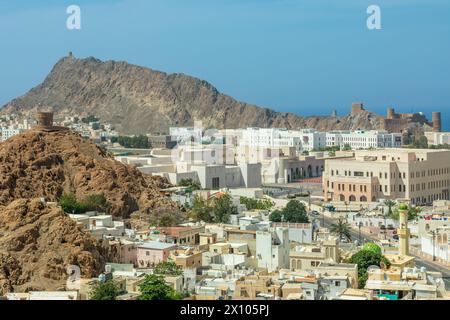 Muscat Takia historique centre-ville panorama des rues avec des rochers, Fort Al Mirani, et la mer d'Arabie en arrière-plan, Oman Banque D'Images