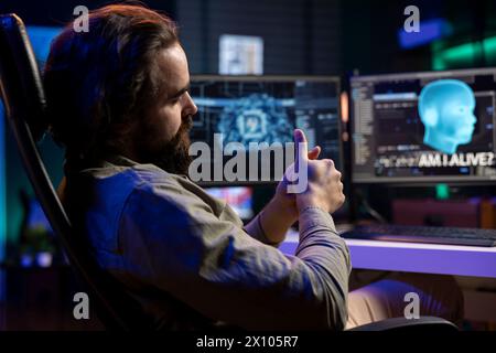 IA sensible interagissant avec un informaticien, posant des questions existentielles après avoir modifié son propre code source. Intelligence artificielle consciente devenant vivante, parlant avec un professionnel de L'INFORMATIQUE Banque D'Images