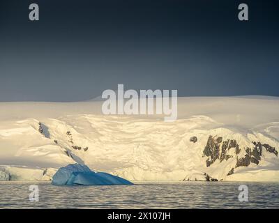 Iceberg cunéiforme au large de l'île Trinity près de AWI point, Antarctique Banque D'Images