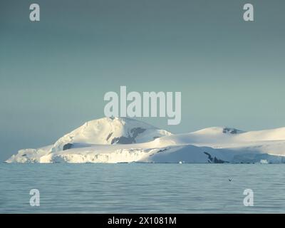 Île de la Trinité depuis le détroit d'Orléans près de point AWI, Antarctique Banque D'Images