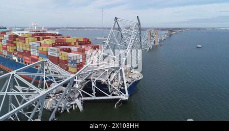 Dundalk (États-Unis d'Amérique). 26 mars 2024. Le porte-cargaison entremêlé MV Dali encastré dans les fermes en acier du pont Francis Scott Key, qui bloque le chenal de Fort McHenry, le 26 mars 2024, près de Dundalk, Maryland. Le pont a été heurté par le porte-conteneurs de 984 pieds tôt le matin du 26 mars et s'est effondré tuant six travailleurs et fermant le port de Baltimore. Crédit : document NTSB/National Transportation Safety Board/Alamy Live News Banque D'Images