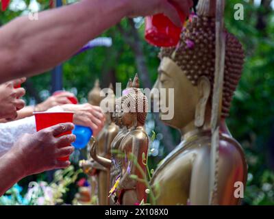 Miami, Floride, États-Unis - 14 avril 2024 : le nettoyage des statues au festival Songkran. Banque D'Images