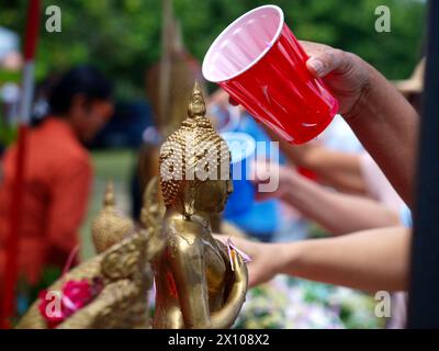 Miami, Floride, États-Unis - 14 avril 2024 : le nettoyage des statues au festival thaïlandais de l'eau (Songkran). Banque D'Images