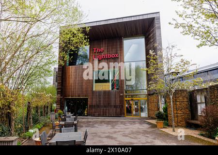 The Lightbox, une galerie d'art moderne et un projet communautaire dans le centre-ville de Woking, une ville du Surrey, en Angleterre Banque D'Images