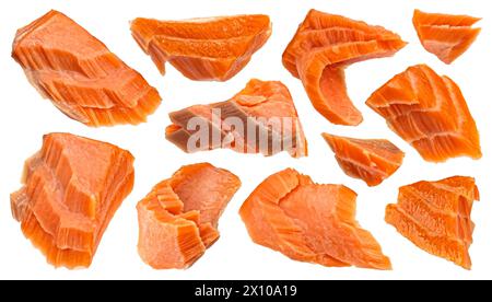 Morceaux de saumon fumé isolés sur fond blanc Banque D'Images