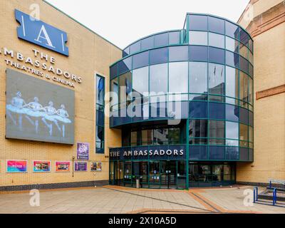 Ambassadeurs, ATG, New Victoria Theatre, centre des arts culturels, théâtre et cinéma dans le centre-ville de Woking, une ville du Surrey, en Angleterre Banque D'Images