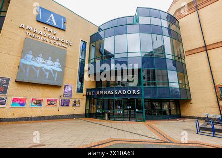 Ambassadeurs, ATG, New Victoria Theatre, centre des arts culturels, théâtre et cinéma dans le centre-ville de Woking, une ville du Surrey, en Angleterre Banque D'Images