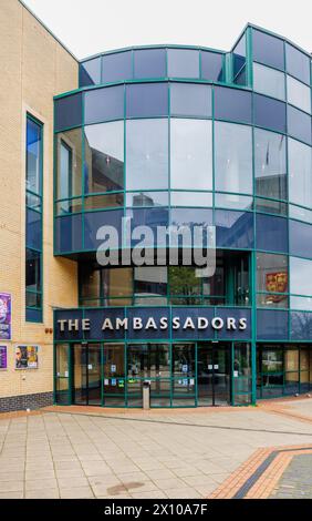 Ambassadeurs, ATG, New Victoria Theatre, centre des arts culturels, théâtre et cinéma dans le centre-ville de Woking, une ville du Surrey, en Angleterre Banque D'Images