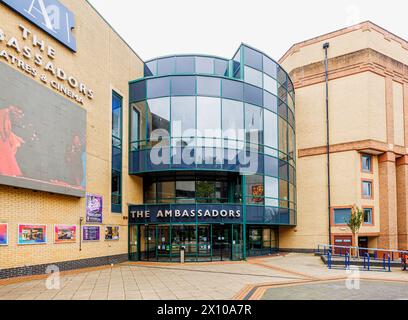 Ambassadeurs, ATG, New Victoria Theatre, centre des arts culturels, théâtre et cinéma dans le centre-ville de Woking, une ville du Surrey, en Angleterre Banque D'Images