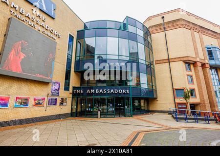 Ambassadeurs, ATG, New Victoria Theatre, centre des arts culturels, théâtre et cinéma dans le centre-ville de Woking, une ville du Surrey, en Angleterre Banque D'Images