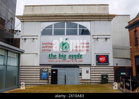 The Big Apple, un centre de divertissement familial fermé, arboré et désaffecté dans le centre de Woking, une ville du Surrey, en Angleterre Banque D'Images