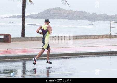 Salvador, Bahia, Brésil - 15 septembre 2019 : des coureurs courent pendant un marathon dans la ville de Salvador, Bahia. Banque D'Images