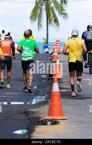 Salvador, Bahia, Brésil - 15 septembre 2019 : des athlètes participent à un marathon dans la ville de Salvador, Bahia. Banque D'Images