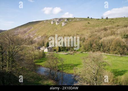 Monsal Dale et la vallée de la rivière Wye depuis le viaduc de Headstone dans le pittoresque Derbyshire Angleterre Royaume-Uni, vue depuis la campagne britannique de Monsal Trail Banque D'Images